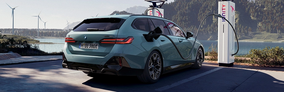 BMW i5 Touring an der Ladesäule
