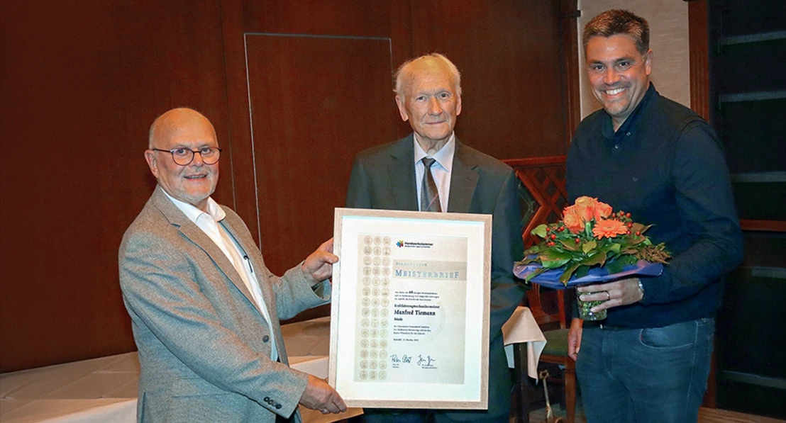 Manfred Tiemann erhält den diamantenen Meisterbrief