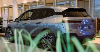 BMW iX im Showroom